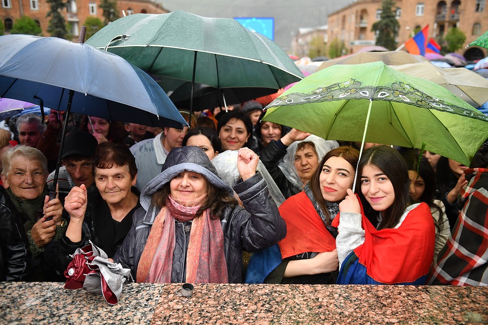 Дождь никого не остановил. Фото: Сергей МЕДВЕДЕВ