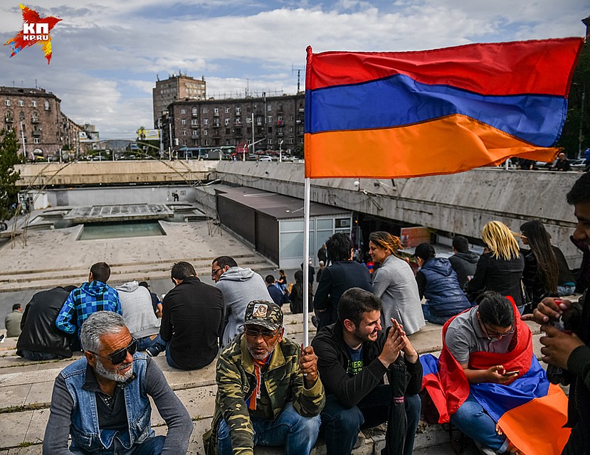 Вступить в открытое противостояние с Пашиняном и «улицей» у власти нет ни воли, ни ресурсов Фото: Сергей МЕДВЕДЕВ