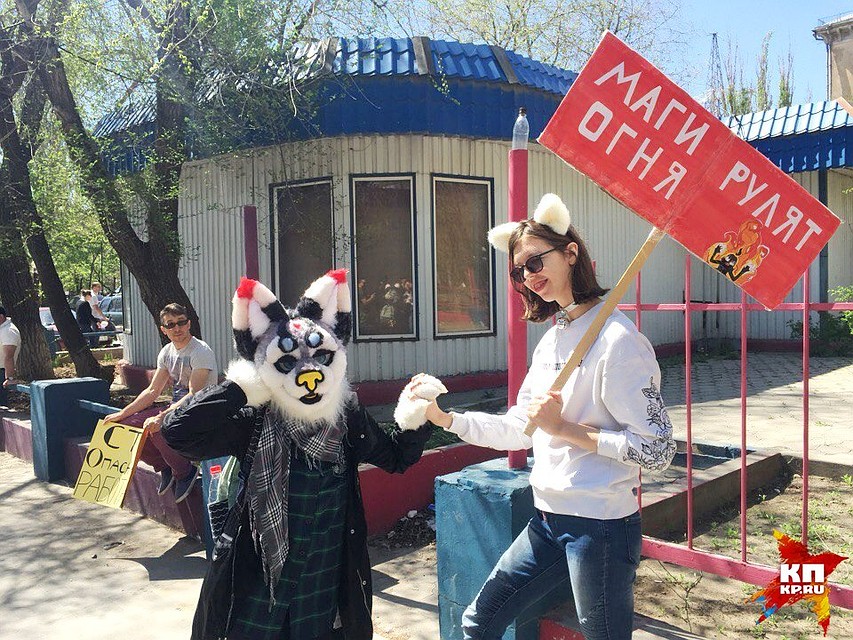 Вот такие яркие персонажи пришли на монстрацию. Фото: Вячеслав ТРЕХСВОЯКОВ