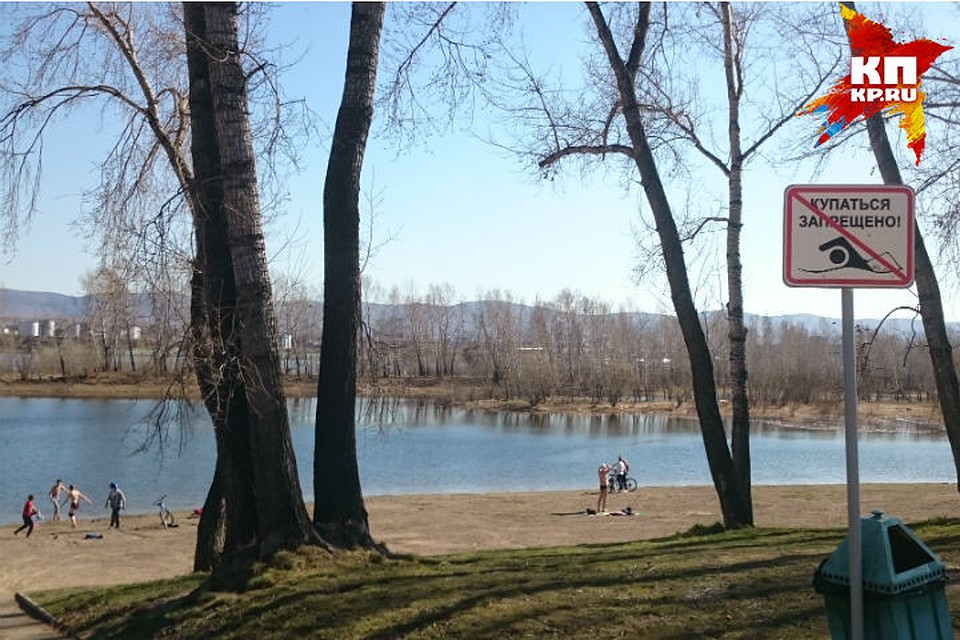 Никто даже не думал остановить направлявшихся в воду детей. Фото: Ася ЖУКОВА