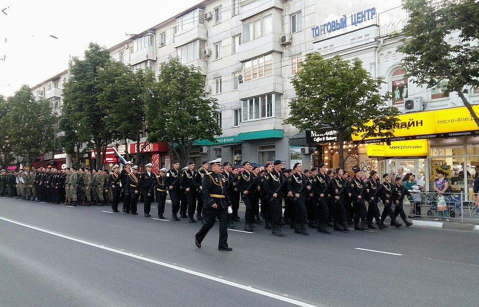 В прошлом году репетиции парада проходиди ночью, а не в час пик. Фото: Анастасия КУРДЮКОВА