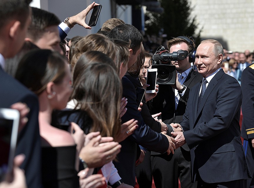 После церемонии инаугурации Владимир Путин немного пообщался с молодыми волонтерами, работавшими в его избирательном штабе. Фото: REUTERS