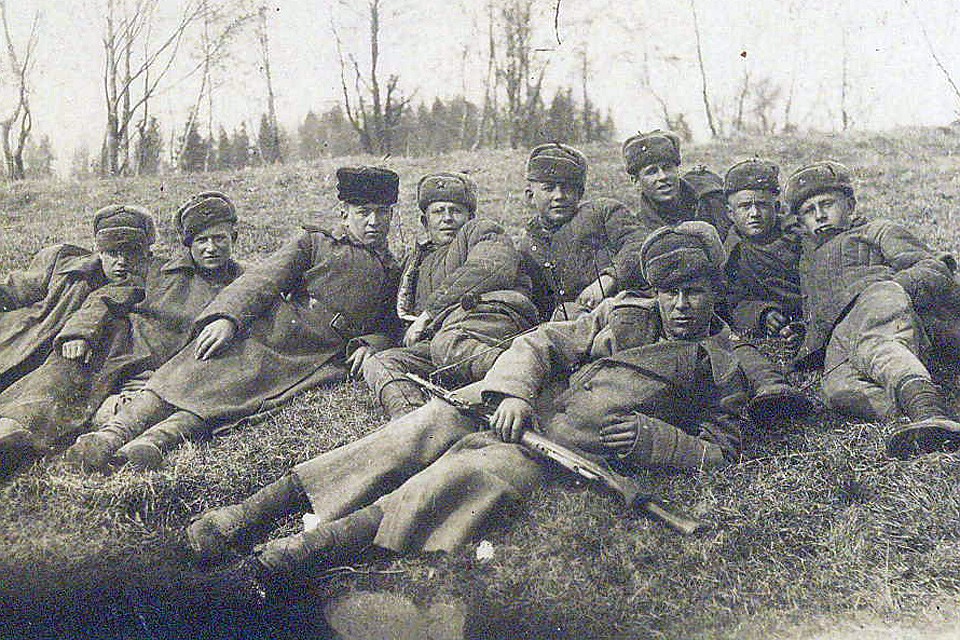 Анатолий Николаев (в центре) в истребительном батальоне, 1945 год.