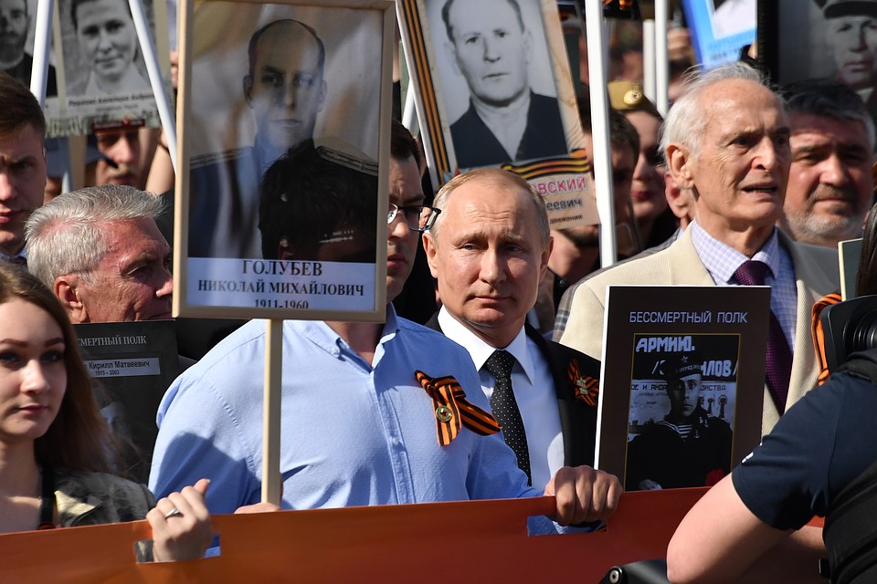 Для Путина участие в акции "Бессмертный полк" стало доброй традицией. Фото: Владимир ВЕЛЕНГУРИН