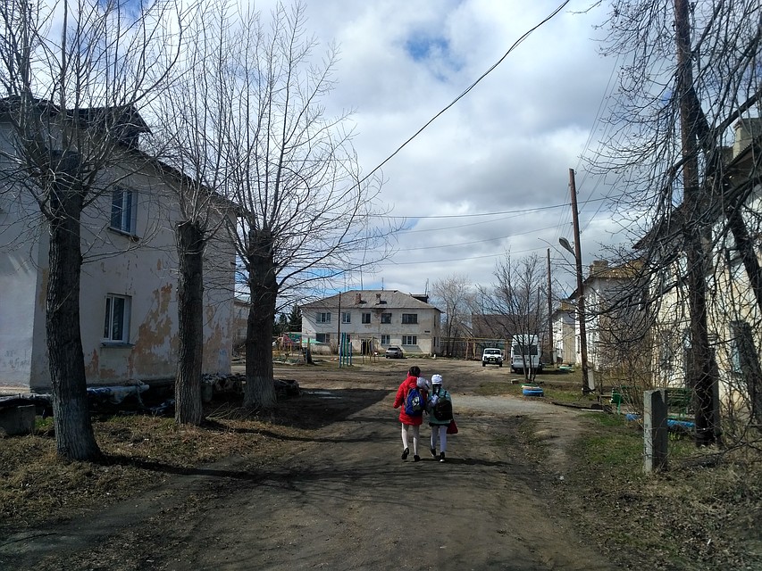 Раньше воспитанники интерната свободно гуляли по территории небольшого поселка, где стоит учреждение. Фото: Андрей АБРАМОВ