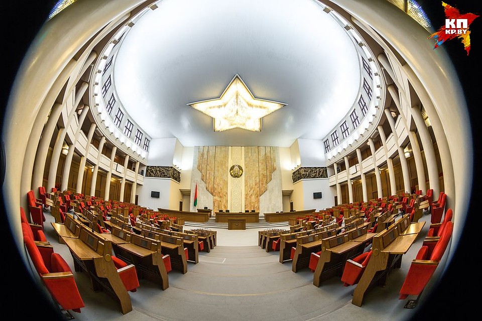 Потолок Овального зала украшает огромная люстра в форме звезды. Фото: Дмитрий ЛАСЬКО