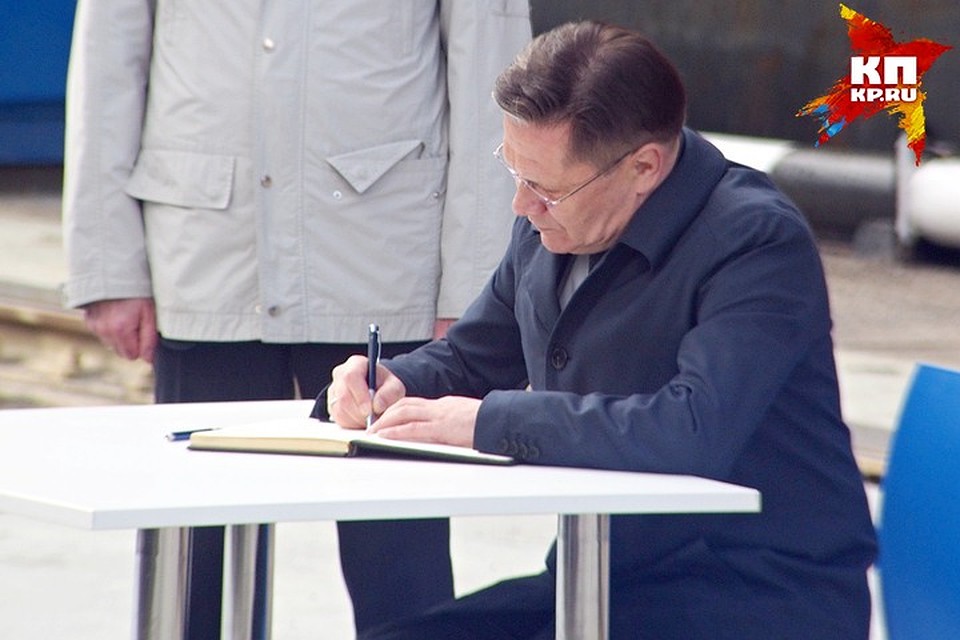 Глава Росатома Алексей Лихачев расписался в памятной книге мурманского "Атомфлота". Фото: Виктор КОСТРОВ