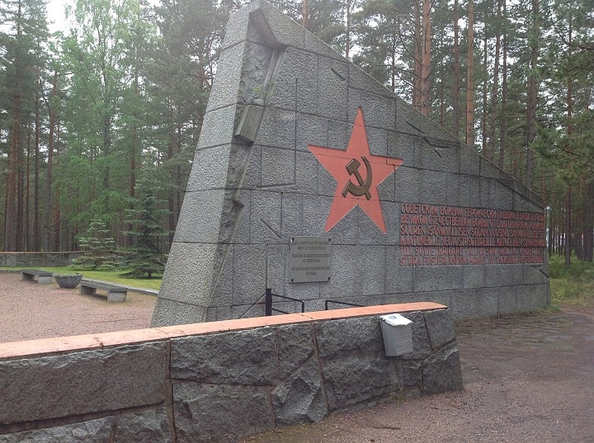 Памятник погибшим советским воинам на полуострове