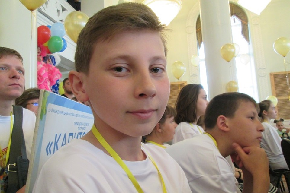Юный актер Иван Симоненко из Сузуна пожелал своим коллегам и соперникам удачи. Фото: Екатерина РОМАНОВА