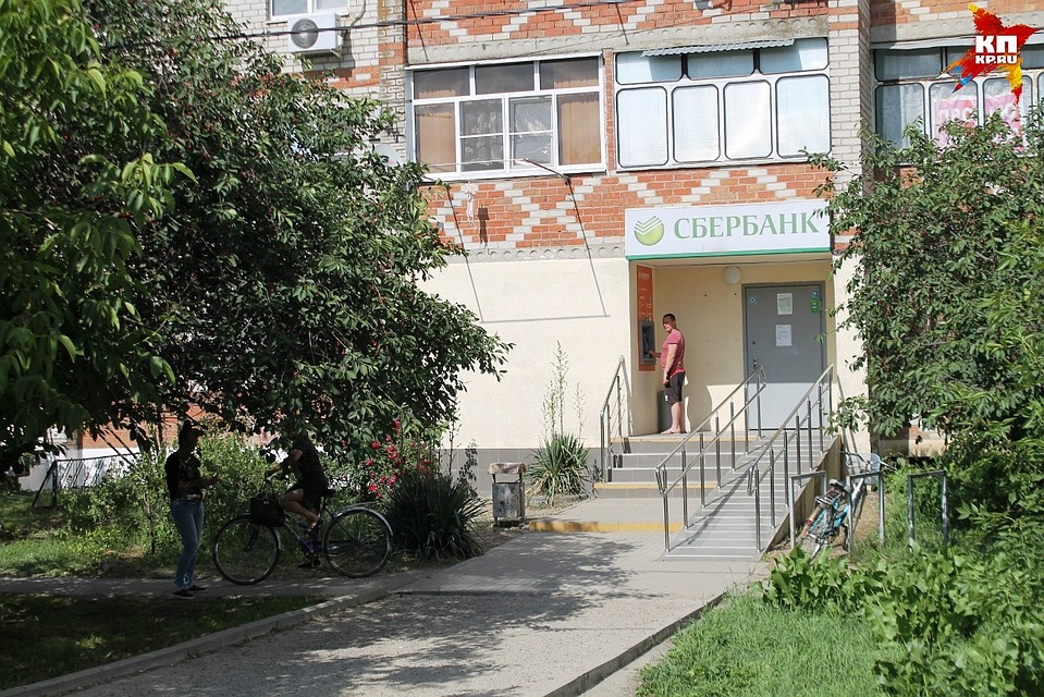 У банка на улице Мира в станице Медведовской силовики задержали Ивана и начали обыскивать машину Ольги. Фото: Евгения ХИЛЬКО