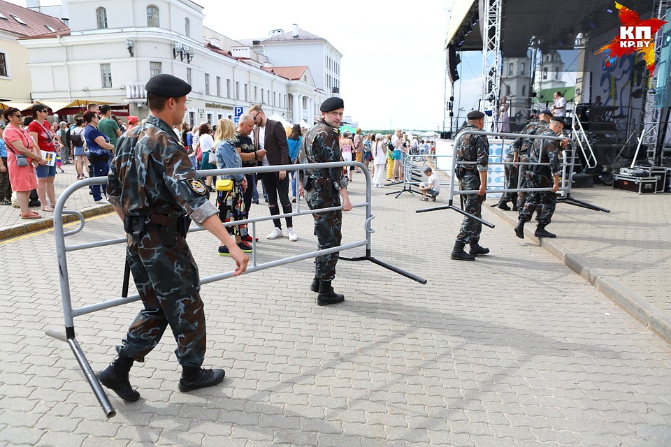 Перед выступлением Йенни Берггрен сотрудники ОМОНа установили дополнительные заграждения. Фото: Святослав ЗОРКИЙ