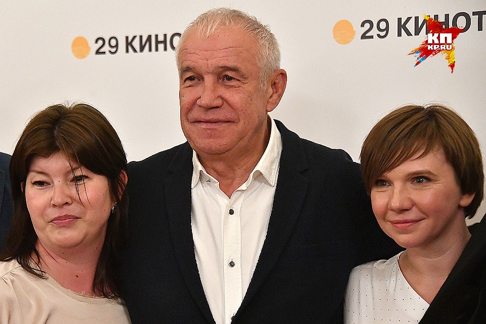 Сценарист Мария Ошмянская, актеры Сергей Гармаш и Ирина Рахманова на премьере картины "Два билета домой". Фото: Владимир ВЕЛЕНГУРИН