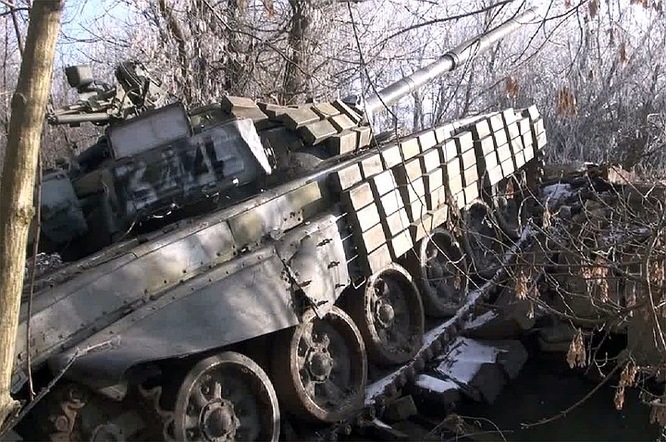 Украинский танк Т-72АВ пытался вырваться из котла по какой-то региональной трассе, и рухнул в реку вместе с мостом Фото: скриншот с видео Дмитрия Стешина