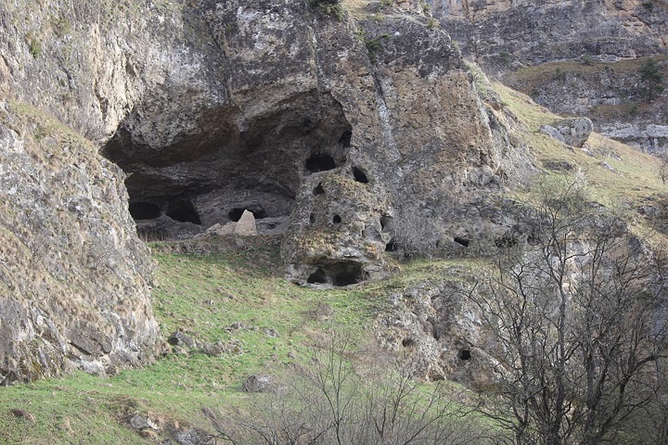 Склоны гор буквально испещрены пещерами и скальными склепами. Фото: спелеологическая экспедиция «Русского географического общества»