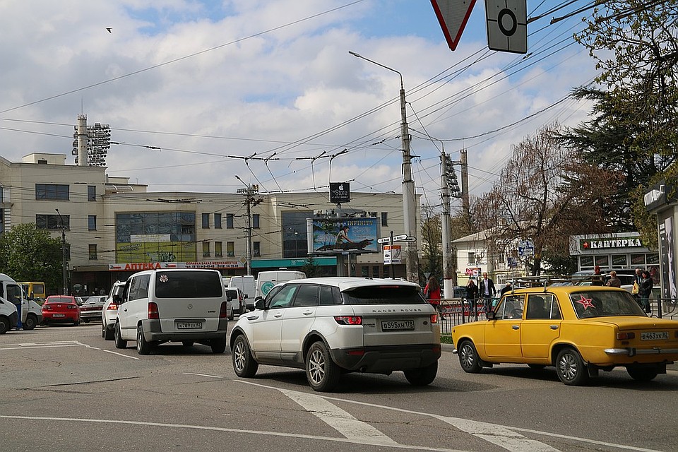 В городе появятся новые светофоры и лежачие полицейские. Фото: Анастасия КУРДЮКОВА