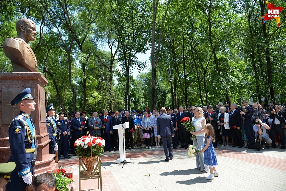 Жена Романа Филипова и его дочь возлагают цветы. Фото: Кристина БРАЖНИКОВА
