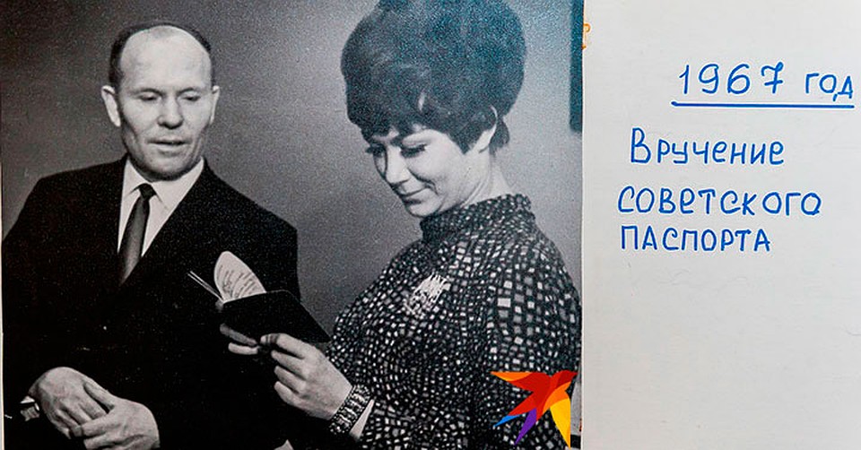 Эдита Пьеха во время вручения советского паспорта.