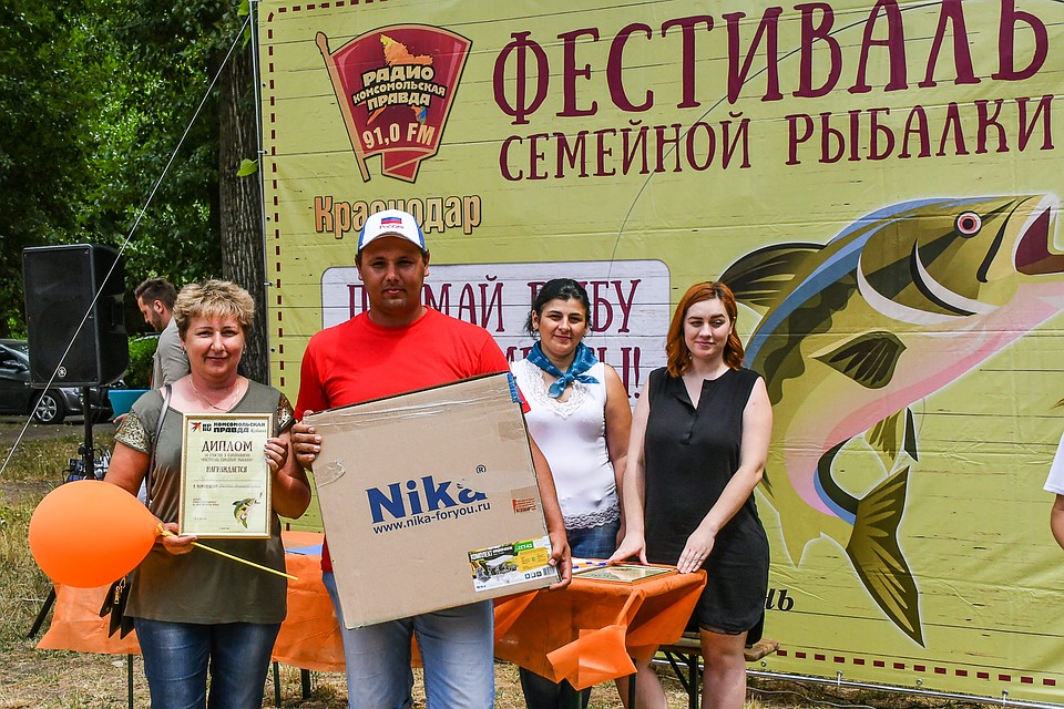 Победитель заслуженно выиграл необходимый каждому рыбаку набор складной мебели от группы компаний «Блок ПОСТ». Фото: Филипп Эс