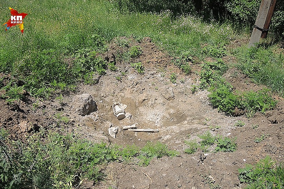 Воронка в селе Зайцево от снаряда, перебившего водопровод Фото: Дарья АСЛАМОВА