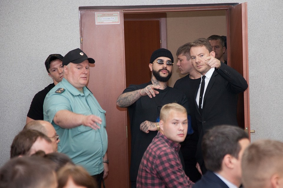 Тимати и Ширман ищут себе место в зале суда. Фото: Николай ОБЕРЕМЧЕНКО