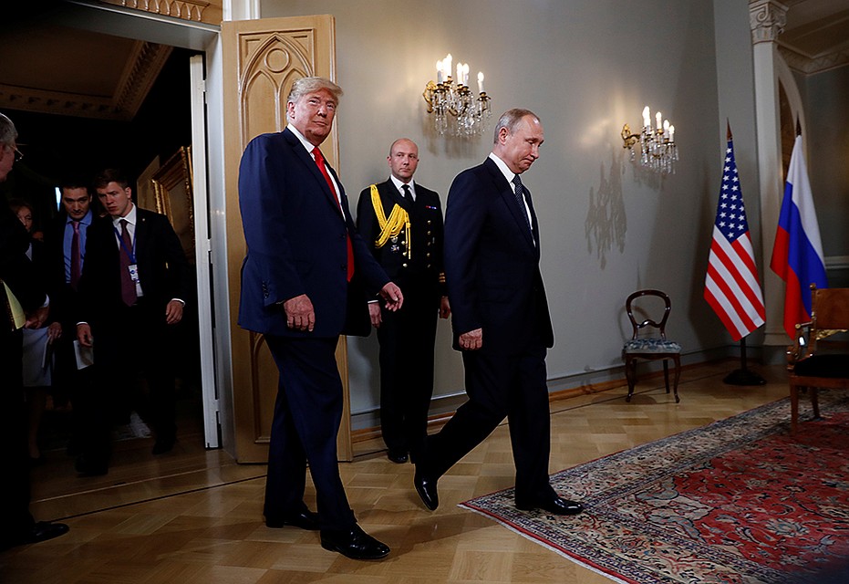 Путин и Трамп вошли в зал и без рукопожатия уселись на кресла Фото: REUTERS