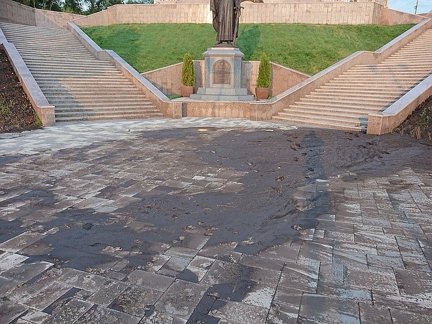 Горожане успели запечатлеть неприятные последствия ливня