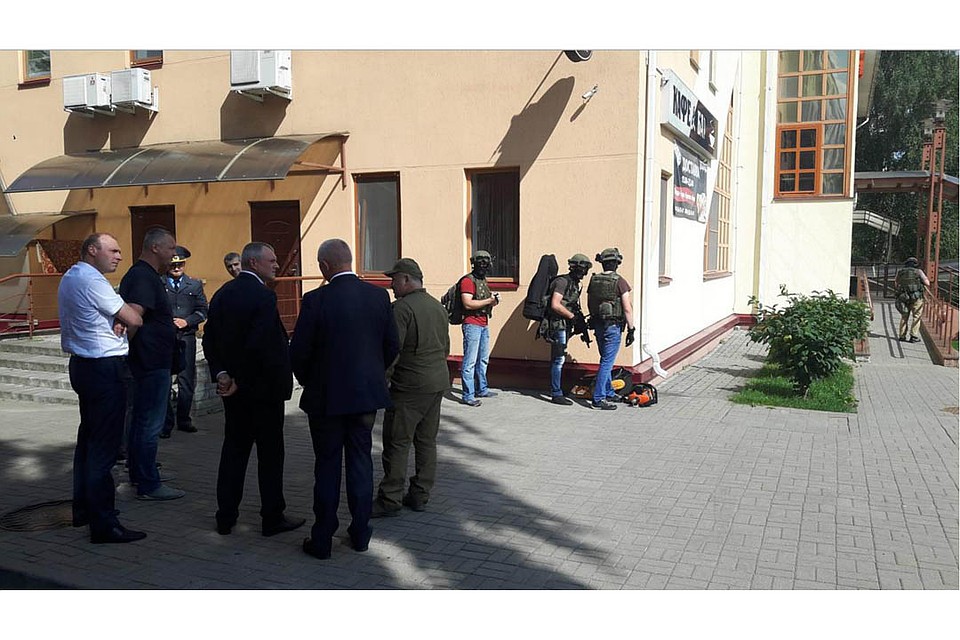 Операцию по освобождению заложника в Заславле возглавил министр внутренних дел Игорь Шуневич. Фото: твиттер-аккаунт МВД