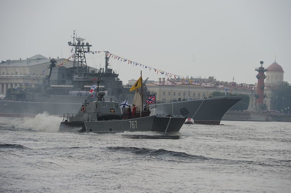 Малый десантный катер Д-67 (проекта Серна) транспортирует ботик Петра Первого. Фото: Олег ЗОЛОТО