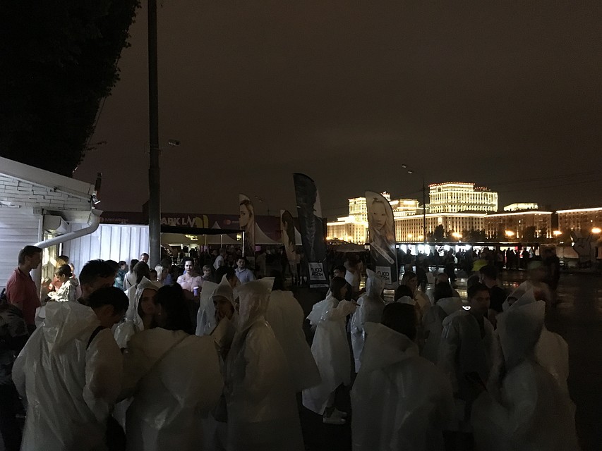 Зрители основательно подготовились к концерту Фото: Андрей ГОРБУНОВ