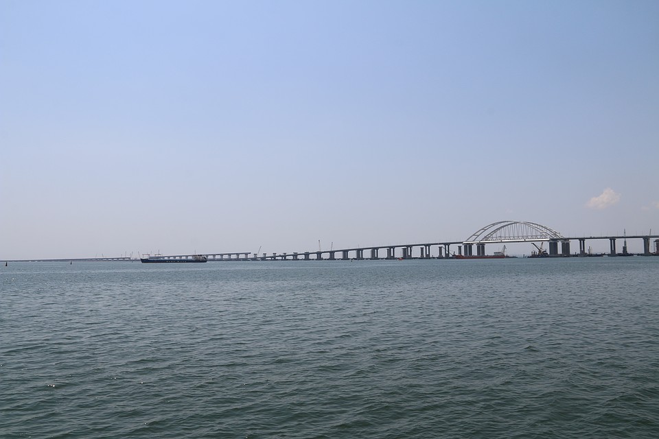 Крымский мост с моря выглядит очень красиво Фото: Анастасия ЖУКОВА