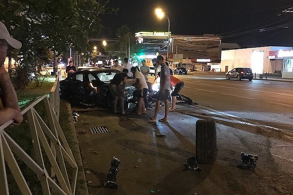 В ту ночь около разбитой BMW за 9 млн собралась приличная толпа зевак. Фото: Типичный Краснодар