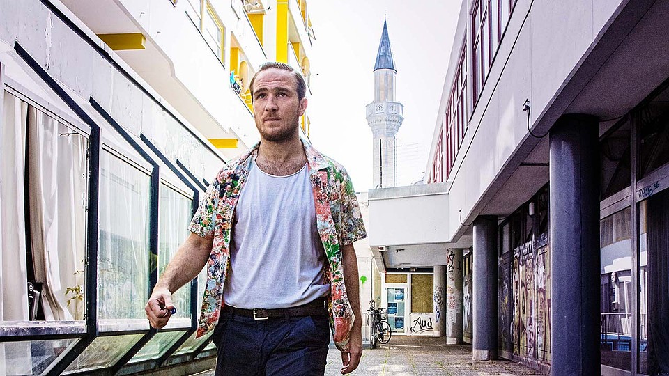 Винс - двойной агент, преступное прошлое можно угадать даже по походке Фото: кадр из фильма
