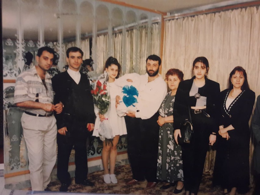 Родня Михаила Хачатуряна встретила Аурелию из роддома.