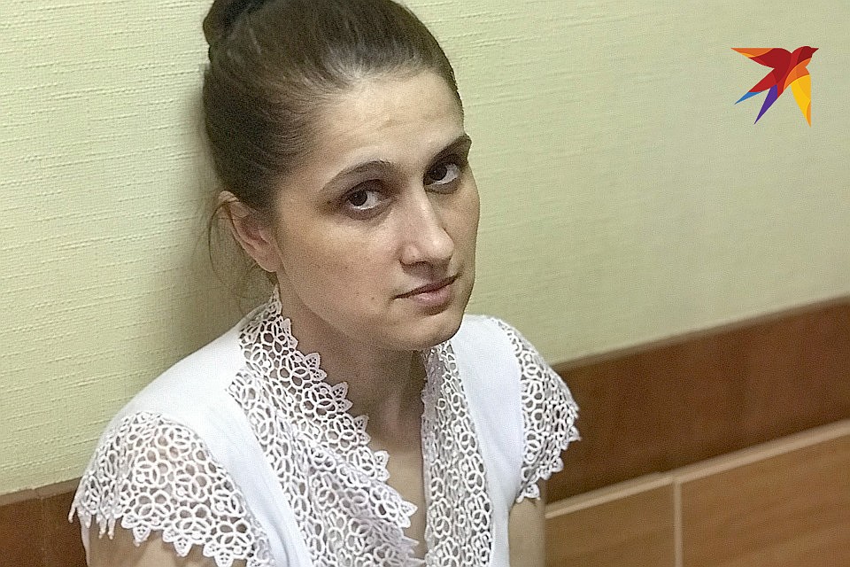 Мать девочек, Аурелия, в помещении суда. Фото: Дина КАРПИЦКАЯ