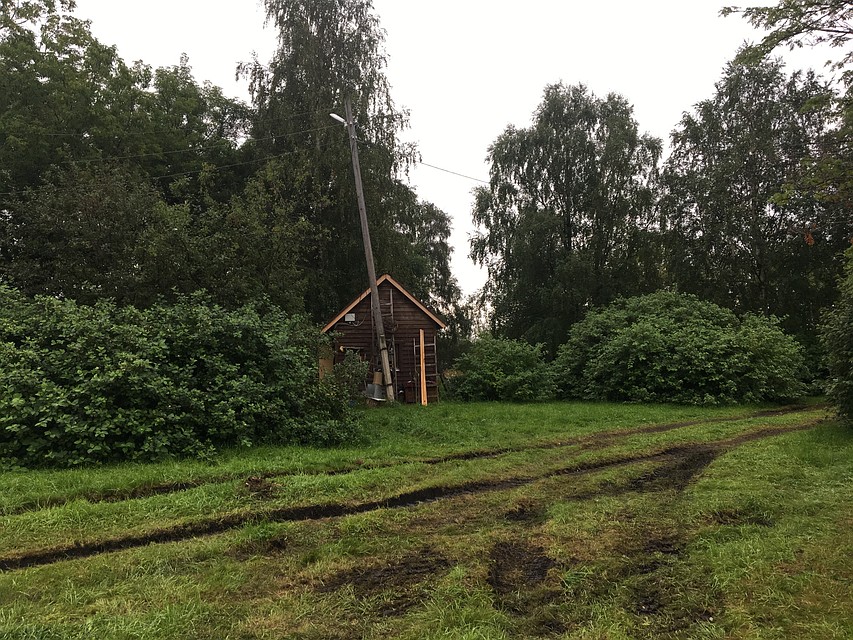 Изумрудный газон изуродован параллельными шрамами - следами от колес. Фото: Евгения КОРОБКОВА