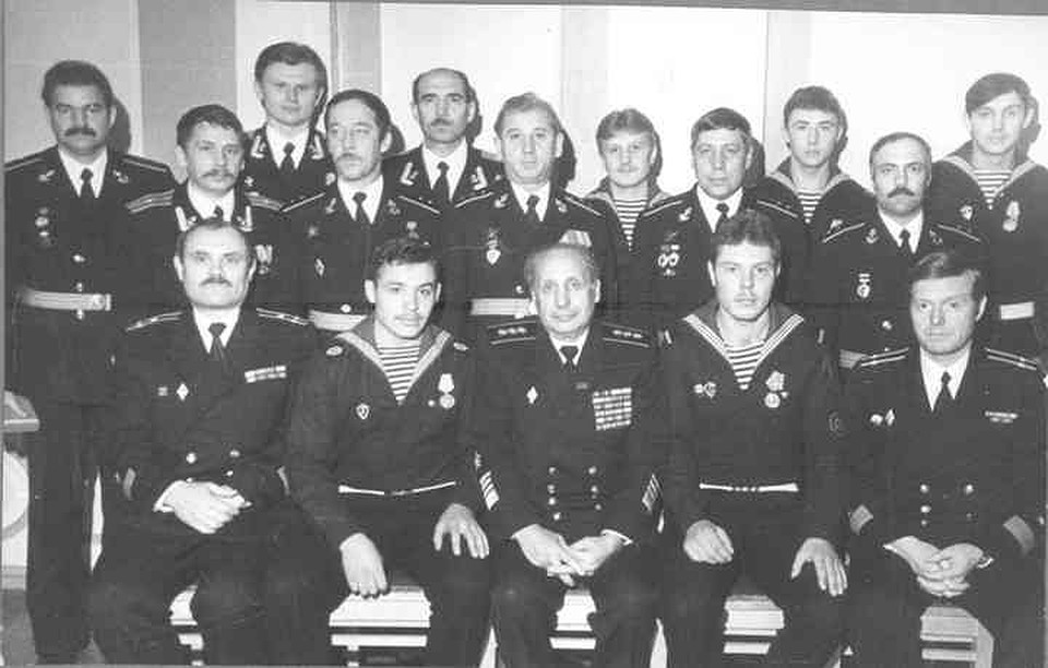 Группа морских офицеров, награжденных орденами и медалями за разминирование территории строящегося комплекса защитных сооружений Ленинграда от наводнений, 1986 год. Из архива Владимира Крестьянинова.