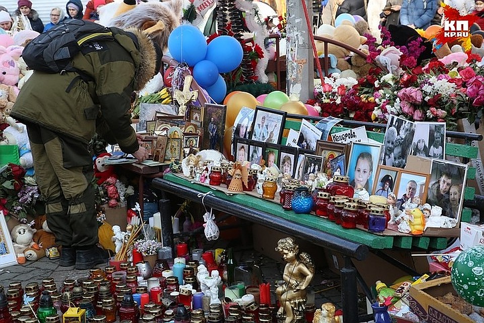 Тысячи неравнодушных людей побывали у мемориала погибшим Фото: Борис КУДРЯВОВ