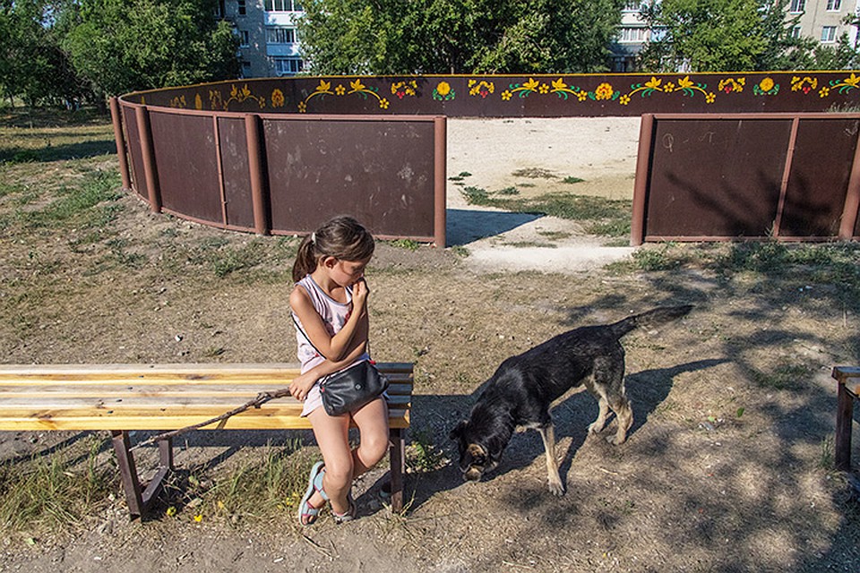 Ныряю во дворы – втираться в доверие к жителям. Фото: Виктор ГУСЕЙНОВ