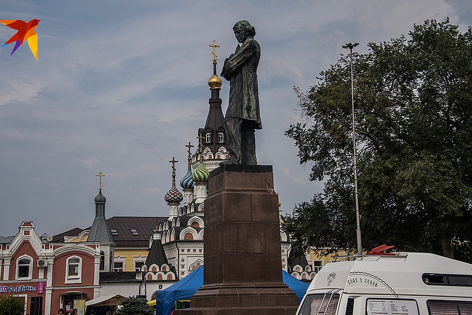 Памятник Чернышевскому Фото: Виктор ГУСЕЙНОВ