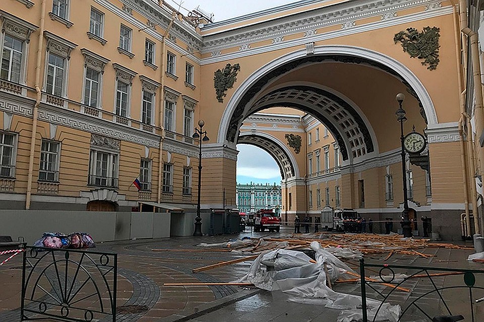 Строительные леса на девочку рухнули вечером 21 августа Фото: Олег ЗОЛОТО