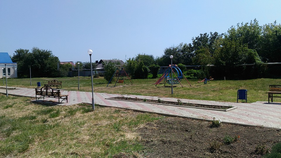 На весь поселок одна детская площадка с качелями. Фото: Евгения ХИЛЬКО
