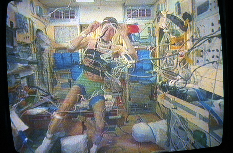 1 февраля 1992 г. Космонавт Сергей Крикалев во время медицинского контроля на борту станции "Мир" Фото: фотохроника ТАСС.