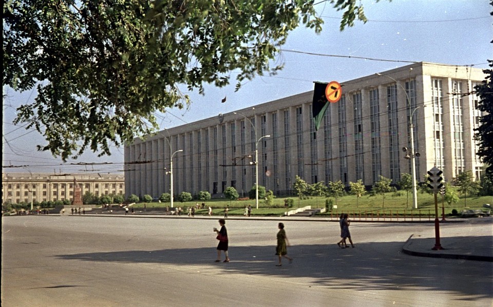 Дом Правительства. Фото: Виктор Отливанчик
