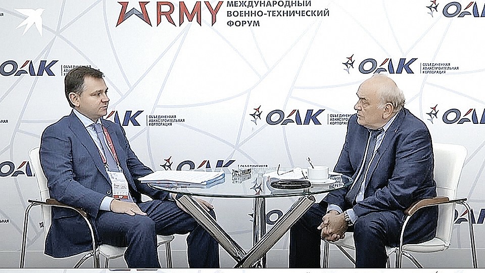 Президент ОАК Юрий Слюсарь (слева) с военным обозревателем Виктором Баранцом. Фото: Андрей Минаев