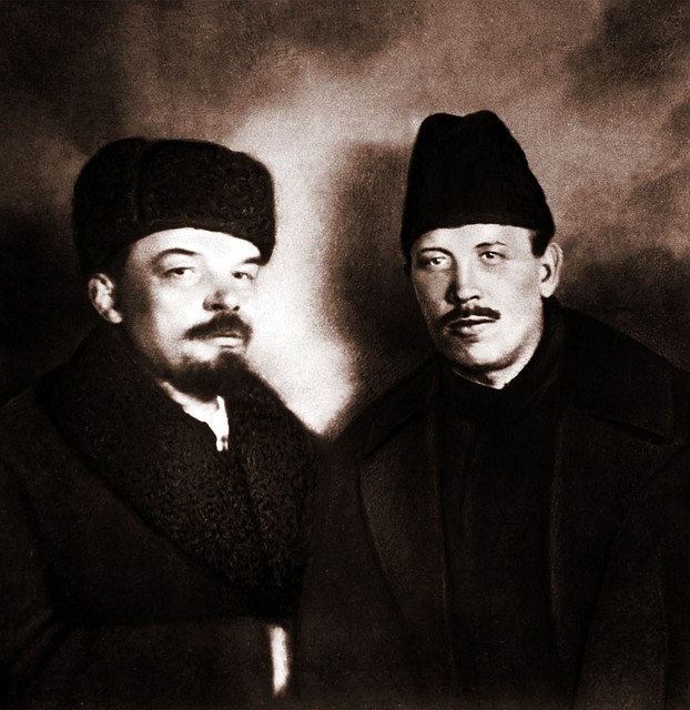 Владимир Ильич Ленин и Демьян Бедный на VIII съезде РКП(б). Москва, 18 - 23 марта 1919 года. Фото: репродукция Фотохроники ТАСС