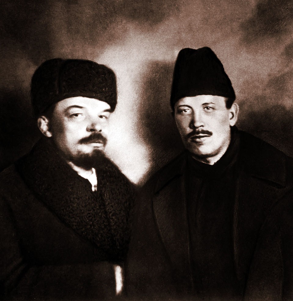 Владимир Ильич Ленин и Демьян Бедный на VIII съезде РКП(б). Москва, 18 - 23 марта 1919 года. Фото: репродукция Фотохроники ТАСС