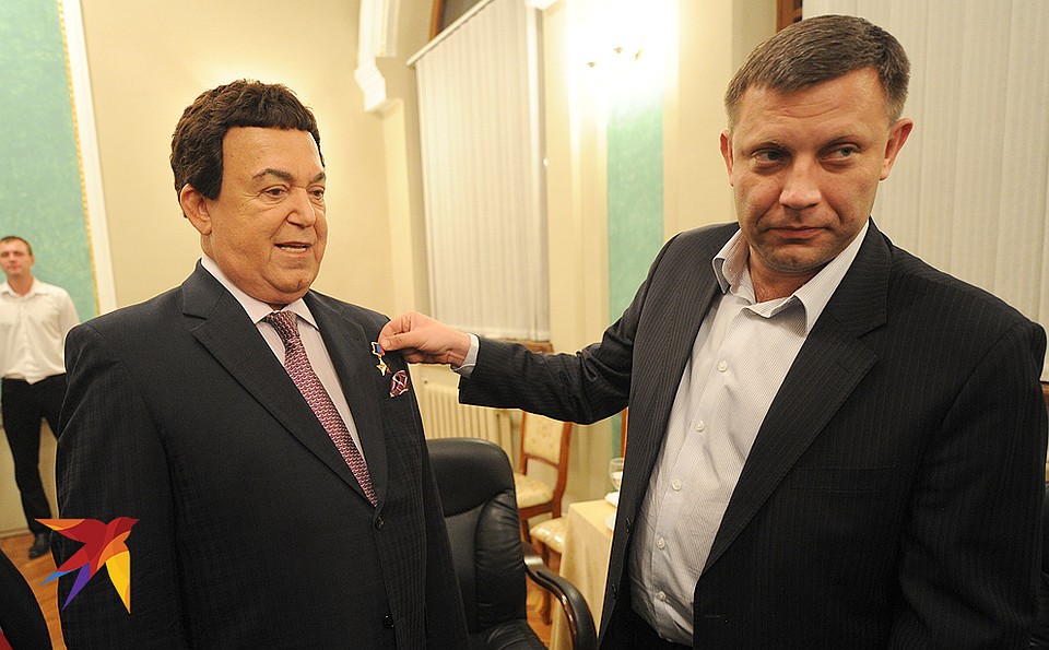 Александр Захарченко вручает Иосифу Кобзону Звезду Героя ДНР, май 2015 года. Фото: Владимир ВЕЛЕНГУРИН