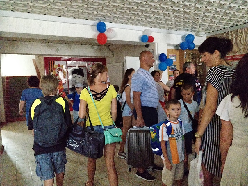 Детей в школах ждут с чемоданами и массово везут в санатории. Фото: Надежда ДАЦЮК