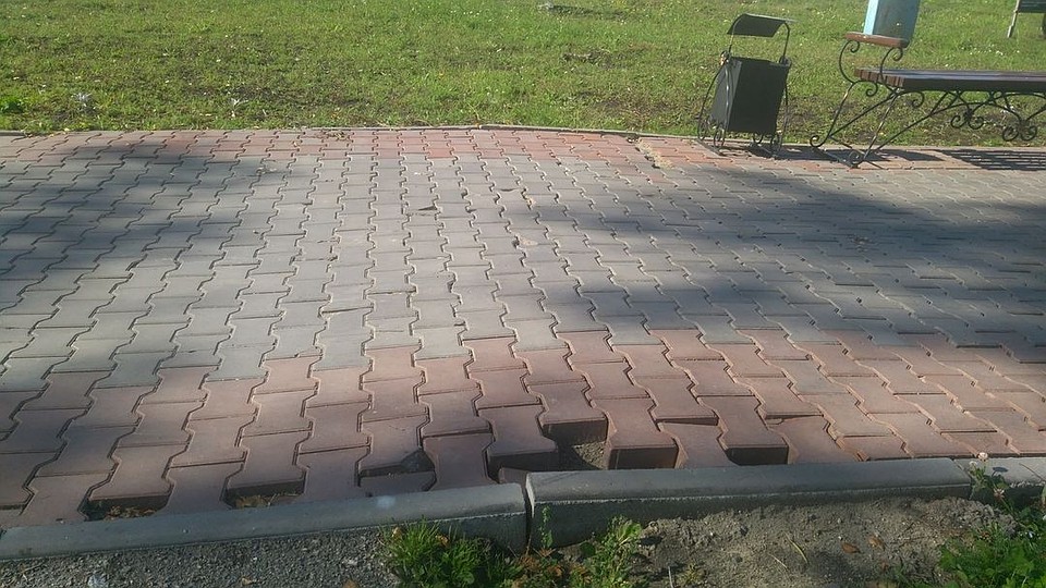 Плитка с дырами... Фото: СОЦСЕТИ
