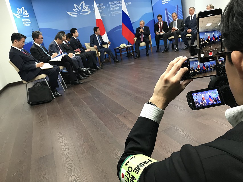 Японский журналист ведет видеотрансляцию сразу на нескольких мобильных платформах. Фото: Дмитрий СМИРНОВ